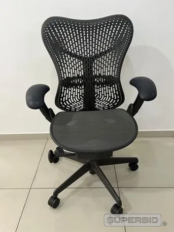 Cadeiras Herman Miller Aeron e mobiliário corporativo de luxo em leilão do Banco Master