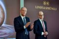 Foto de chocolates Lindt com logo da marca, ilustra crise de 25% nas ações e retorno do ex-CEO