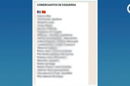 Grupo diversificado em restaurante de SP, simbolizando solidariedade contra boicote a estabelecimentos progressistas