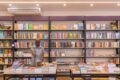 Fachada de livraria independente com banner "Quem lê vota pelo Brasil" e livros expostos na vitrine