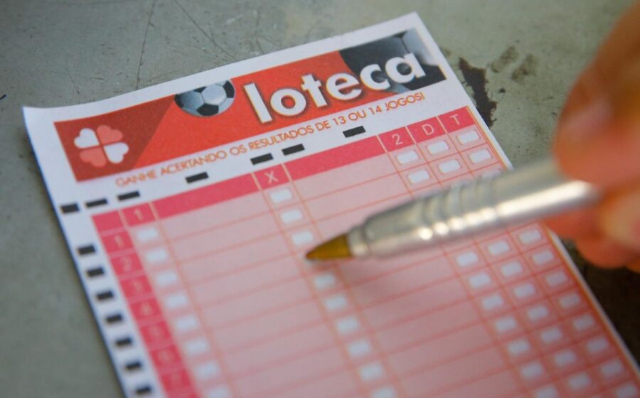 Bilhete da Loteca com números marcados e valor acumulado de R$ 850 mil em destaque