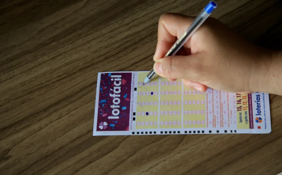 Resultado Lotofácil 3794: bolas numeradas 01 a 24 com destaque para 15 dezenas sorteadas