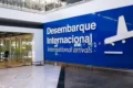 Avião de baixo custo em aeroporto brasileiro com gráfico de alta de passagens