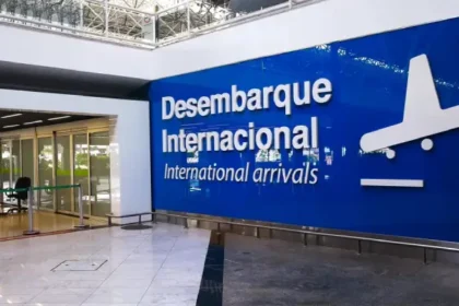 Avião de baixo custo em aeroporto brasileiro com gráfico de alta de passagens
