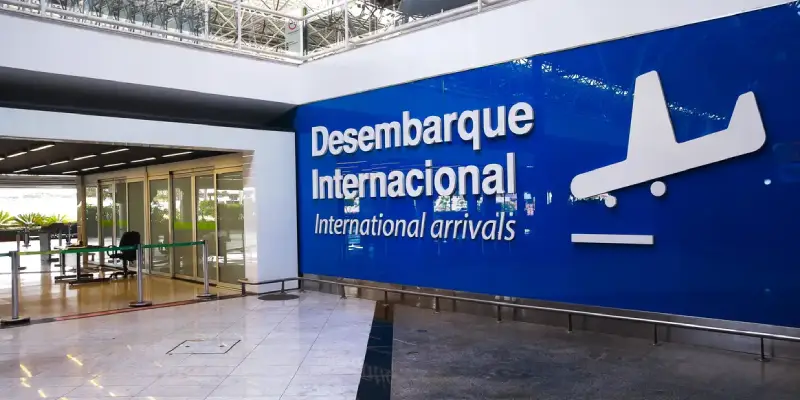 Avião de baixo custo em aeroporto brasileiro com gráfico de alta de passagens