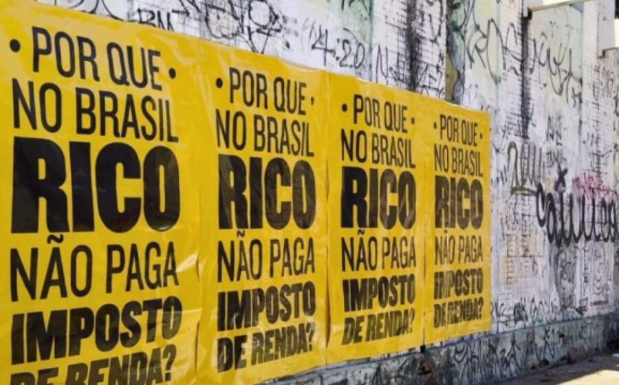 Avião de companhia aérea low cost no aeroporto brasileiro com passageiros embarcando