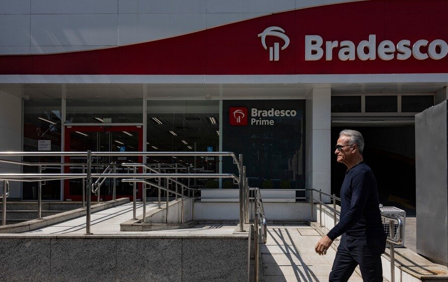 Sede do Bradesco com gráfico de lucro crescente e indicador de inadimplência em alta