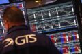 Gráfico de alta da bolsa com chips de IA e logos de big techs simbolizando lucros recordes