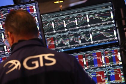 Gráfico de alta da bolsa com chips de IA e logos de big techs simbolizando lucros recordes