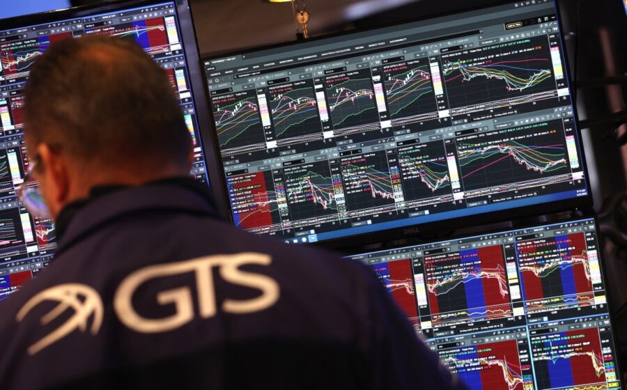 Gráfico de alta da bolsa com chips de IA e logos de big techs simbolizando lucros recordes
