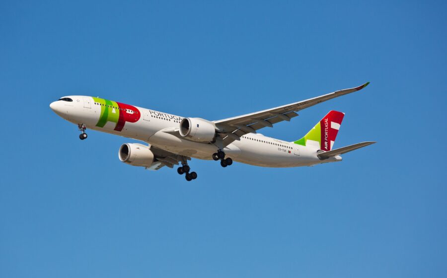 Logos da Lufthansa e TAP Air Portugal lado a lado com fundo de mapa do Atlântico Sul
