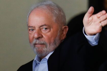 Lula observa gráficos de bolsa em queda com expressão preocupada