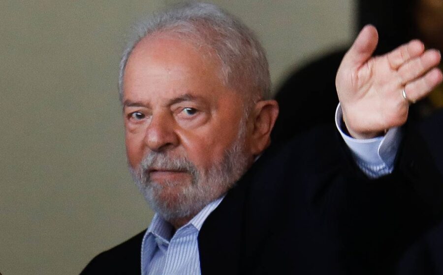 Lula observa gráficos de bolsa em queda com expressão preocupada