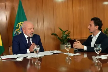 Lula em discurso presidencial com gráficos de economia e investimentos ao fundo, simbolizando 4º mandato e demandas do mercado
