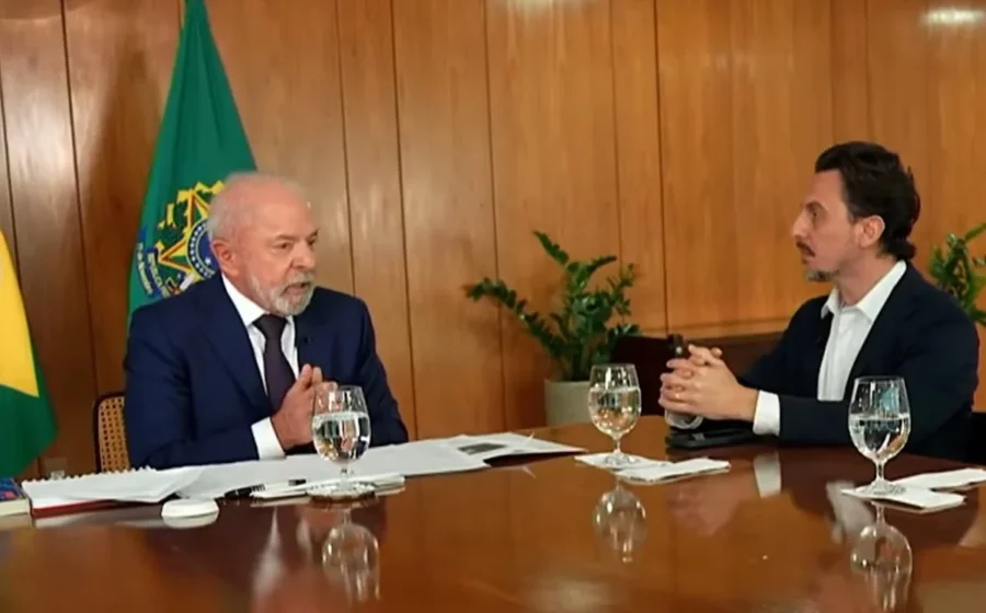 Lula em discurso presidencial com gráficos de economia e investimentos ao fundo, simbolizando 4º mandato e demandas do mercado