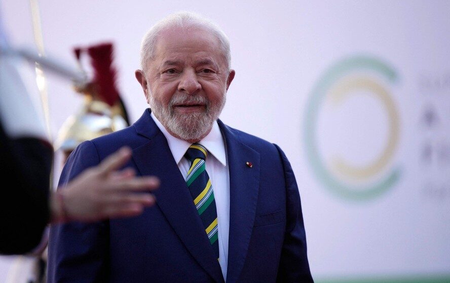 Lula discursa com logotipos da Meta ao fundo, simbolizando confronto entre governo brasileiro e big techs