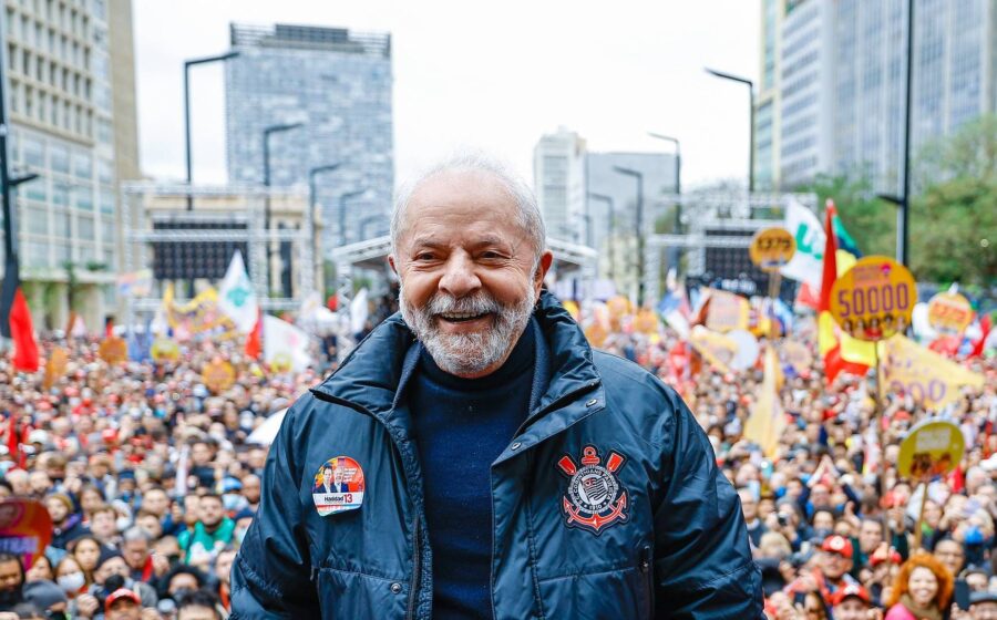 Lula observando celular com mobilização digital de pais de crianças com câncer nas ruas