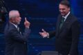 Pablo Marçal orienta Flávio Bolsonaro nos bastidores do debate da Band