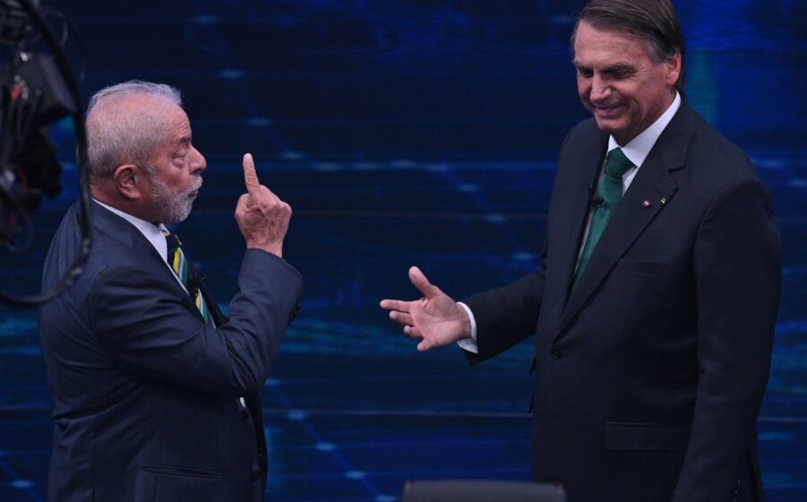 Pablo Marçal orienta Flávio Bolsonaro nos bastidores do debate da Band