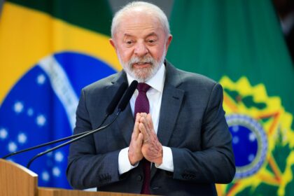 Lula assina PEC que destina R$ 11,2 bi de emendas para tarifa zero no transporte público nos fins de semana