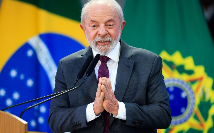 Lula assina PEC que destina R$ 11,2 bi de emendas para tarifa zero no transporte público nos fins de semana