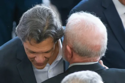 Lula pensativo com gráficos de alta do dólar e cadeira vazia do Ministério da Fazenda ao fundo