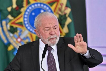 Lula sanciona lei de perdão de R$ 15 bi para MEIs e anuncia PEC de tarifa zero no transporte público