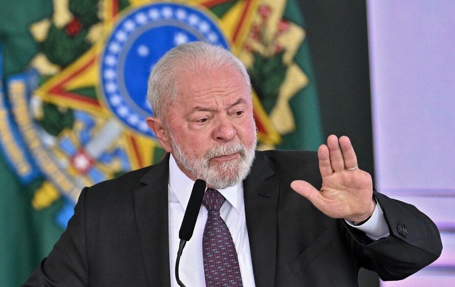 Lula sanciona lei de perdão de R$ 15 bi para MEIs e anuncia PEC de tarifa zero no transporte público