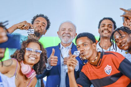 Lula anuncia programa Pé de Meia universitário com benefício de R$ 10 mil ao final do curso