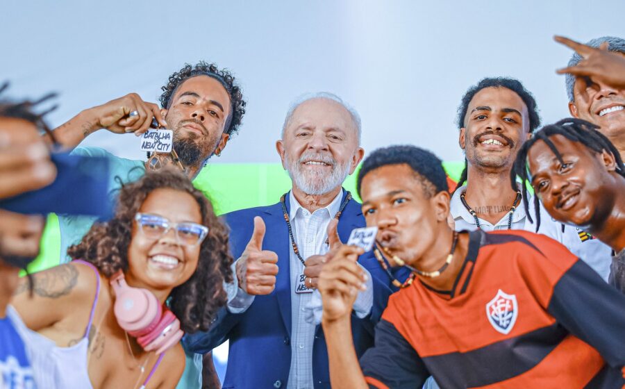 Lula anuncia programa Pé de Meia universitário com benefício de R$ 10 mil ao final do curso