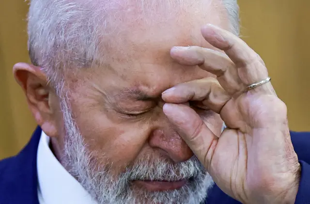 Presidente Lula em reunião no Palácio do Planalto, discutindo política fiscal e juros