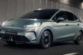 MG IM6 SUV elétrico prata estacionado em ambiente urbano, destaque para design frontal e rodas esportivas
