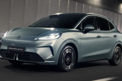 MG IM6 SUV elétrico prata estacionado em ambiente urbano, destaque para design frontal e rodas esportivas