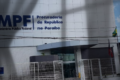 José Francisco Manssur em destaque com símbolos de justiça e portas giratórias representando conflito de interesses