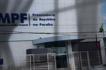 José Francisco Manssur em destaque com símbolos de justiça e portas giratórias representando conflito de interesses