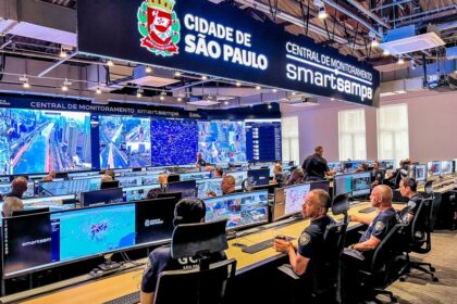 Sala de monitoramento do SmartSampa com múltiplas telas exibindo câmeras de vigilância urbana em São Paulo