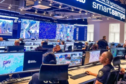Centro de monitoramento SmartSampa com múltiplas telas exibindo câmeras de vigilância urbana em São Paulo
