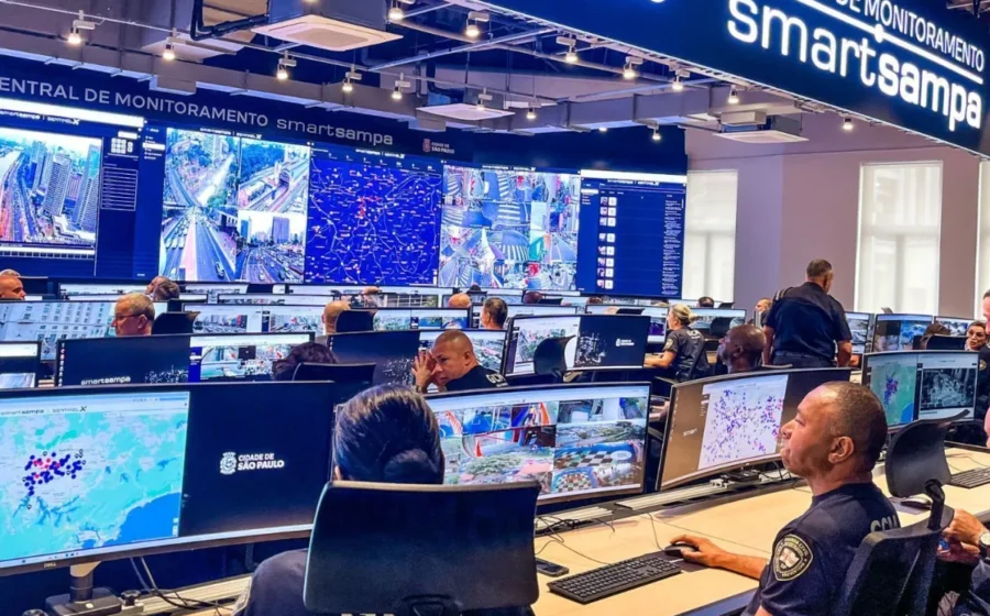 Centro de monitoramento SmartSampa com múltiplas telas exibindo câmeras de vigilância urbana em São Paulo