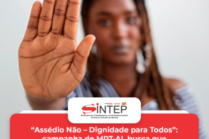 Logotipo da Azul Linhas Aéreas sobre fundo de tribunal, representando processo do MPT por assédio moral organizacional