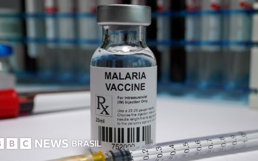 Cientistas brasileiros em laboratório desenvolvendo a vacina Vivaxin contra malária por Plasmodium vivax