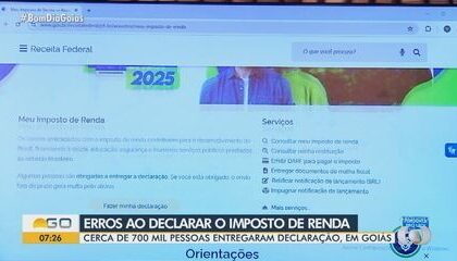 Carteiro entregando carta da Receita Federal sobre malha fina IR 2025 em caixa de correio residencial