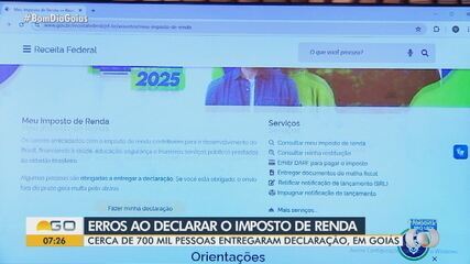 Carteiro entregando carta da Receita Federal sobre malha fina IR 2025 em caixa de correio residencial