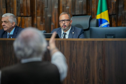 Plenário da Alerj com deputados votando projeto contra sonegação fiscal