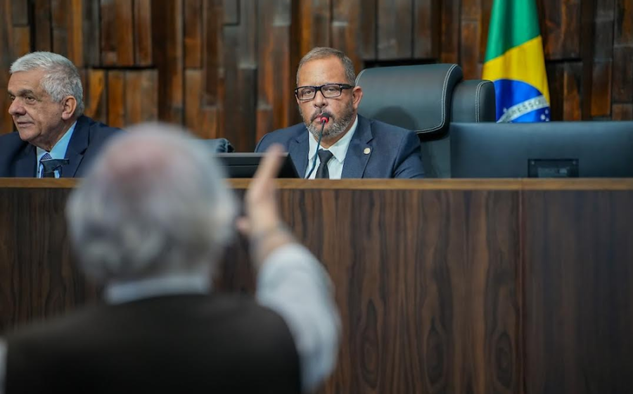 Plenário da Alerj com deputados votando projeto contra sonegação fiscal