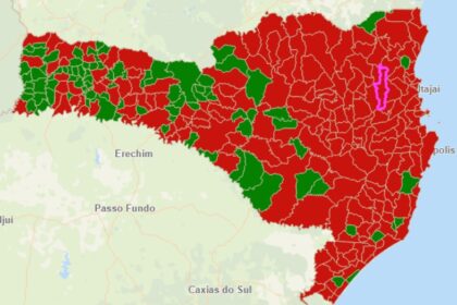 Mapa de Santa Catarina com 90% dos municípios em áreas de risco de enchente
