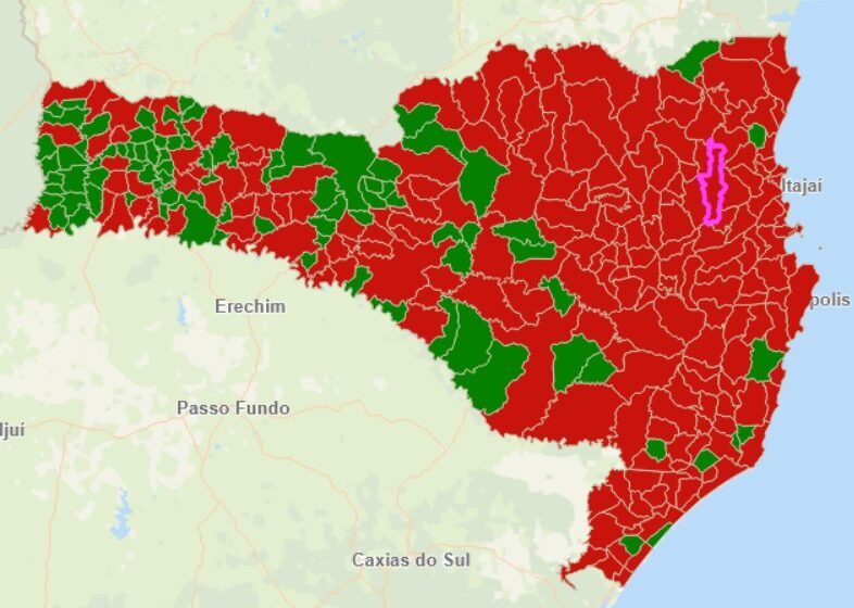 Mapa de Santa Catarina com 90% dos municípios em áreas de risco de enchente