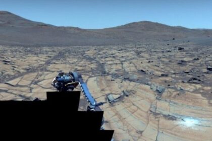 Sonda MAVEN da NASA em órbita de Marte com representação visual de perda de sinal de comunicação