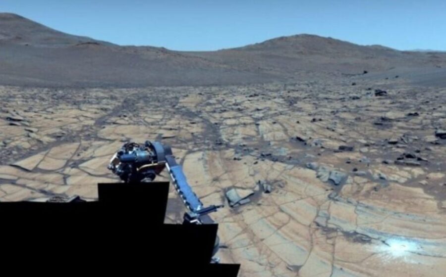 Sonda MAVEN da NASA em órbita de Marte com representação visual de perda de sinal de comunicação