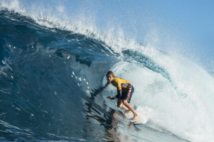 Gabriel Medina surfando tubo profundo em competição WSL Portugal