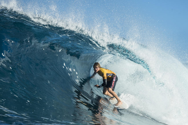 Gabriel Medina surfando tubo profundo em competição WSL Portugal